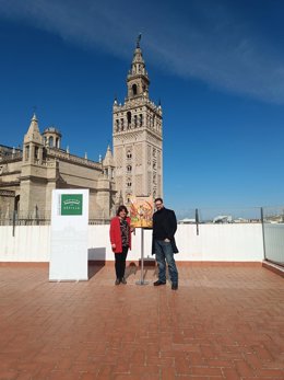 La alcaldesa de Huévar del Aljarafe, María Eugenia Moreno, y el concejal de Deportes, Miguel Amboage Bejarano, en la Casa de la Provincia, donde han presentado el cartel de la carrera popular DeImplant Muro de Filípides.
