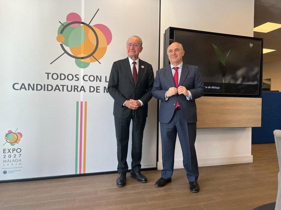 El alcalde, Francisco de la Torre, y el director territorial de Caixabank en Andalucía, Juan Ignacio Zafra, presentan la tematización de las oficinas de la entidad para apoyar la candidatura de Málaga a la Expo 2027