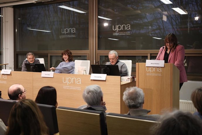 La escritora Irene Vallejo (segunda por la izquierda), en un encuentro en la Universidad Pública de Navarra (UPNA) con el traductor Fernando Rey, la profesora Alicia Peñalva, y el traductor y editor Xabier Olarra.