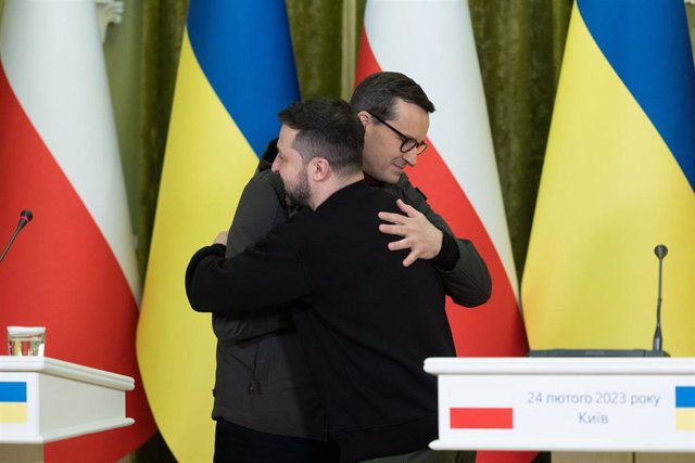 El presidente de Ucrania, Volodimir Zelenski, recibe en Kiev al primer ministro de Polonia, Mateusz Morawiecki