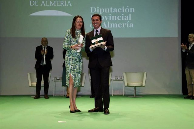 Javier Aureliano García recoge la Bandera de Andalucía concedida a la Diputación de Almería