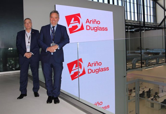 El delegado especial del Estado en el CZFB, Pere Navarro, y  el director general de Ariño Duglass, Raimundo García