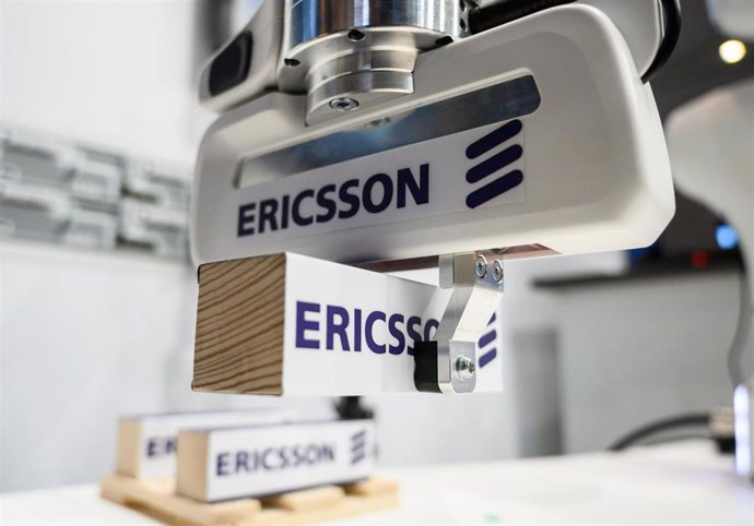Archivo - Logo de Ericsson en una máquina en una feria tecnológica alemana.