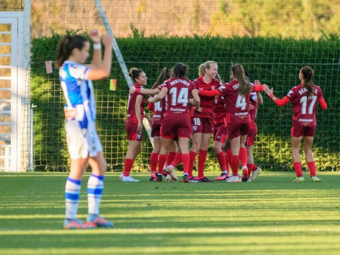 Las jugadoras del Sevilla celebran uno de sus goles ante la Real Sociedad en la Finetwork Liga F 2022-2023