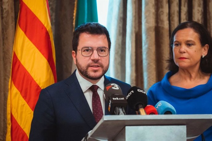 El president de la Generalitat, Pere Aragons, al costat de la líder del Sinn Féin, Mary Lou McDonald, a Dublín (Irlanda)