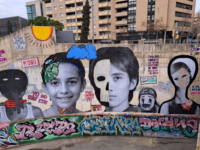 Archivo - El mural realizado por jóvenes usuarios del Hospital de día del Instituto para la salud mental de la Infancia y la Adolescencia de Baleares (IBSMIA) de la mano del artista Abraham Calero