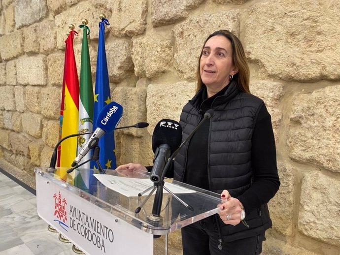 La portavoz de Vox en el Ayuntamiento de Córdoba, Paula Badanelli, en rueda de prensa.