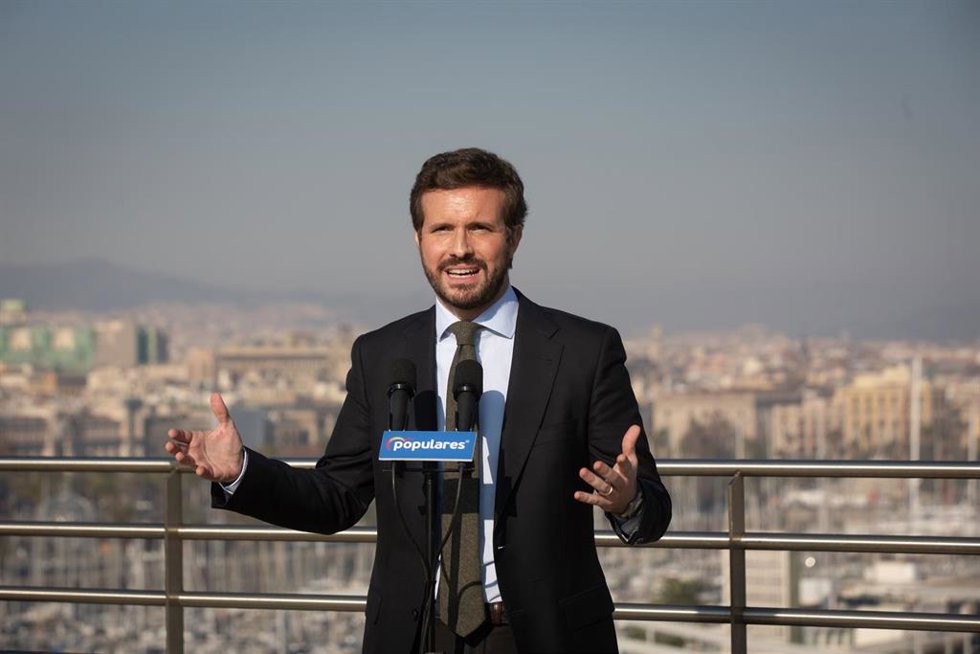 Archivo - El líder del PP, Pablo Casado, interviene después de una reunión con asociaciones en defensa del bilingüismo español y catalán, en el Hotel Gran Marina, a 14 de diciembre de 2021, en Barcelona, Catalunya, (España).