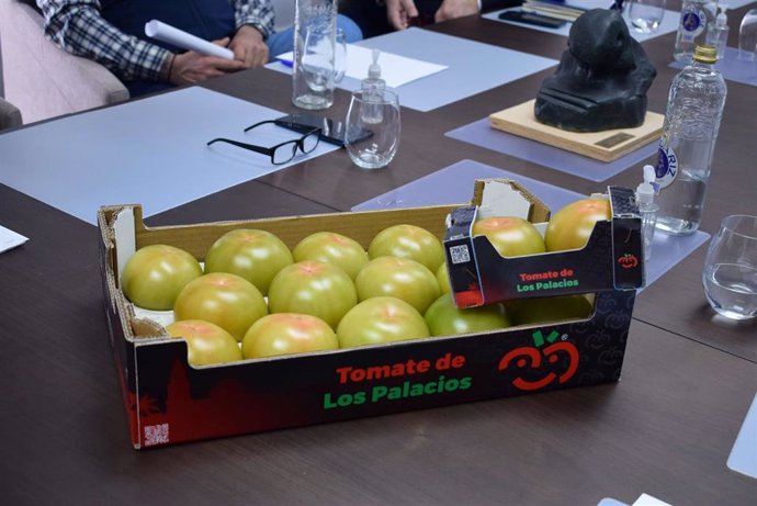 Imagen de recurso de una caja de tomates de Los Palacios.