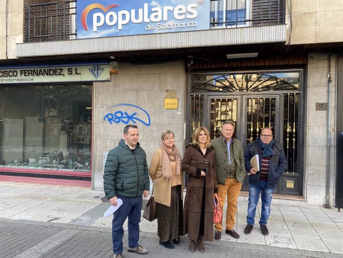 La precandidata Chabela de la Torre (centro) presenta los avales en la sede del PP de Salamanca