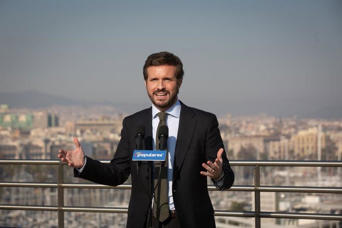 Archivo - El líder del PP, Pablo Casado, interviene después de una reunión con asociaciones en defensa del bilingüismo español y catalán, en el Hotel Gran Marina, a 14 de diciembre de 2021, en Barcelona, Catalunya, (España).