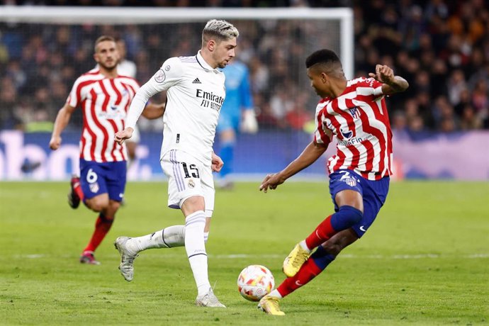 El centrocampista del Real Madrid Fede Valverde intenta regatear al denfensor del Atlético Reinildo Mandava, en los cuartos de la Copa del Rey 2022-2023.