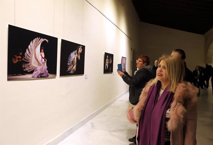 La alcaldesa de Jerez, Mamen Sánchez, observa una de las fotografías de la exposición 'Javier Fergo (1980-2022)'