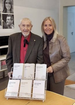 El dramaturgo, lingüista y traductor Josep Vallverdú junto a la editora de Pags Editors, Eullia Pags, en la presentación de 'Biblioteca Potica Josep Vallverdú' en Lleida