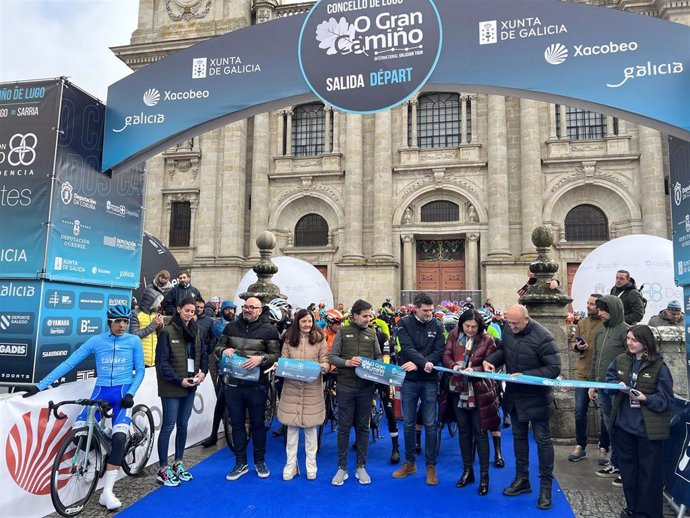 Autoridades en el arranque de la Vuelta Ciclista 'O Gran Camiño', en el atrio de la Catedral de Lugo.