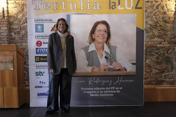 La exministra Elvira Rodríguez en el Foro-Tertulia La Luz