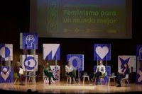 Feministas contrarias a Irene Montero irrumpen un acto de la ministra, que les invita a subir al escenario