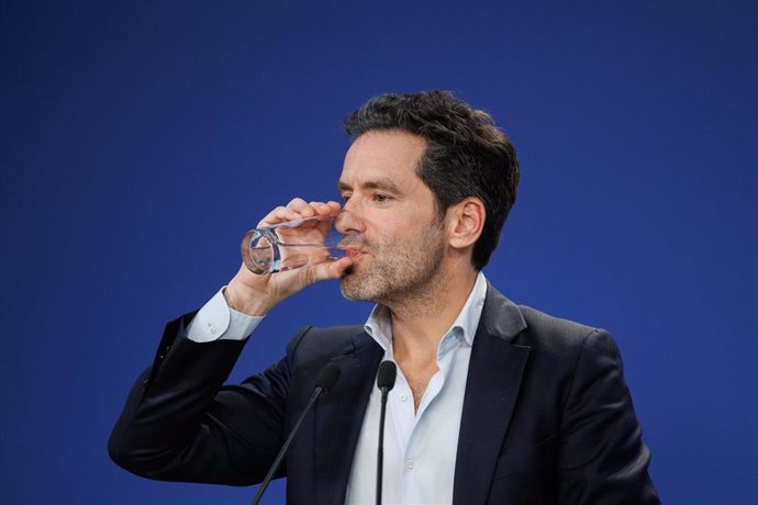 El portavoz del comité de campaña del PP, Borja Sémper, bebe agua durante una rueda de prensa posterior a la reunión del Comité de Dirección del Partido Popular, a 13 de febrero de 2023, en Madrid (España). Durante la rueda de prensa, Borja Sémper, ha m