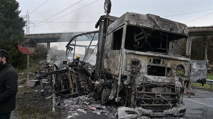 Estado en el que ha quedado un camión que transportaba mercancías peligrosas y que ardió en la A-6, a 24 de febrero de 2023, en Betanzos, A Coruña, Galicia (España).