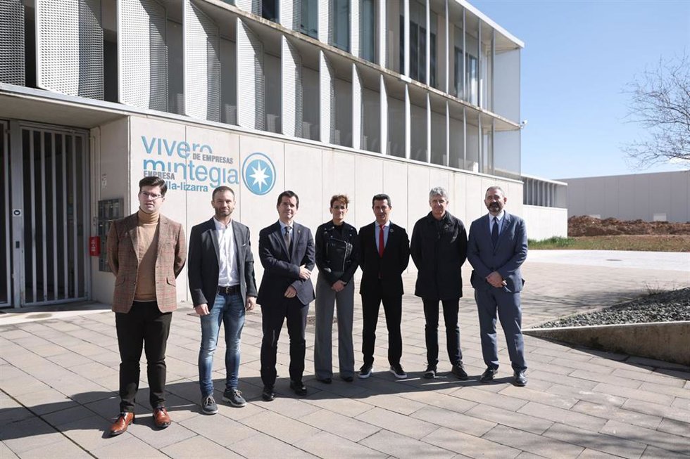 De izda. A dcha: Pablo Ezkurra, concejal de desarrollo económico y empresarial del Ayuntamiento de Estella, el alcalde Mikel Leoz, el consejero Irujo, la Presidenta Chivite, Rubén Folgado, Carlos Ros y Emilio López.