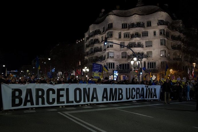 Empieza la manifestación en contra de la guerra en Ucrania en Barcelona.