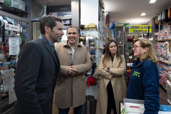 Borja Sémper y Rafa Domínguez en una tienda de Pontevedra