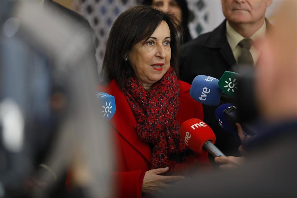 La ministra de Defensa, Margarita Robles, en declaraciones a los medios después una  visita al Mando de Adiestramiento y Doctrina (Madoc) del Ejército General de Tierra en Granada a 13 de febrero del 2023 en Granada (Andalucía, España). 