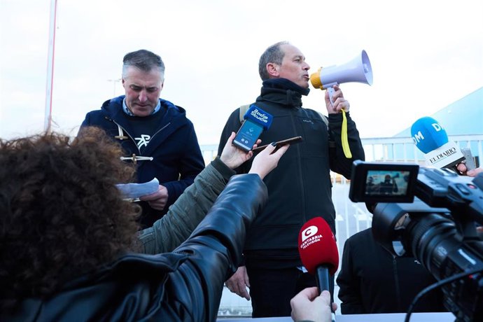 El presidente del comité del sindicato unitario, Álvaro Fernández, y el delegado sindical de SITA-USO, José Antonio Calvente, atiende medios durante una manifestación 