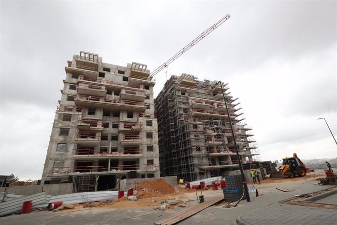 Un edificio en construcción en el asentamiento de Givat Zeev