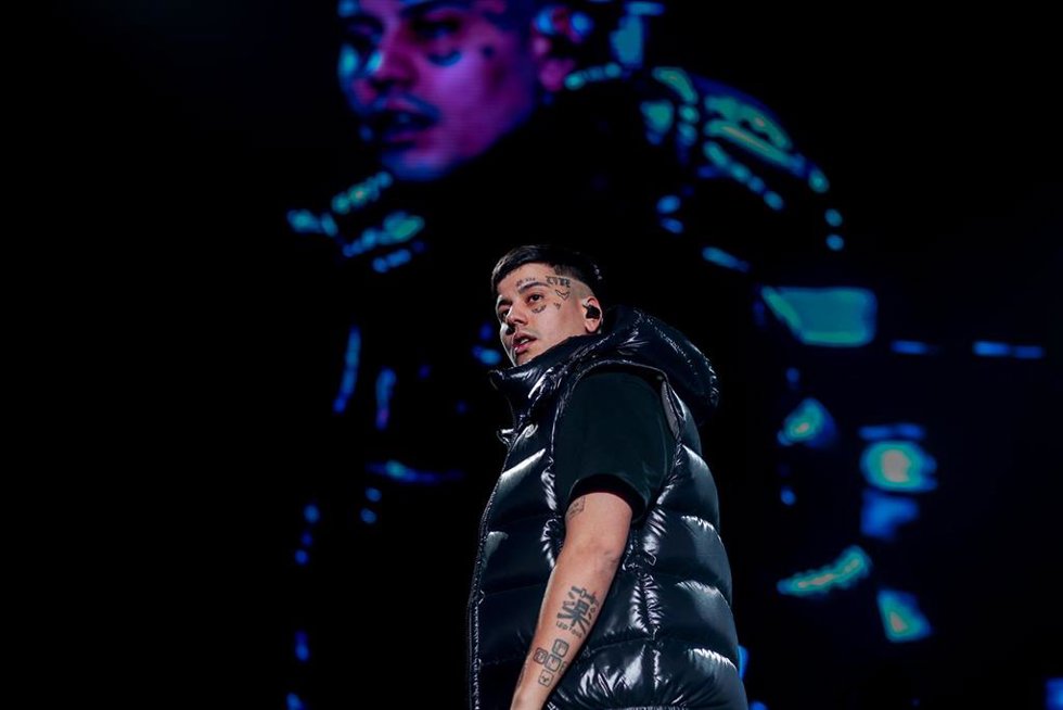 El cantante argentino Duki durante una actuación en el Wizink Center, a 24 de febrero de 2023, en Madrid (España). 