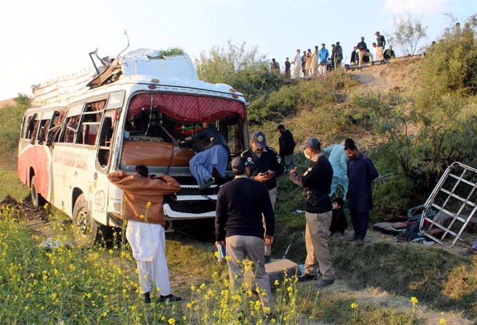 Archivo - Foto de un autobús volcado en Pakistán (Archivo)