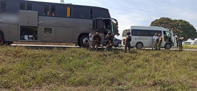 El INM revisa el autobús con 149 migrantes