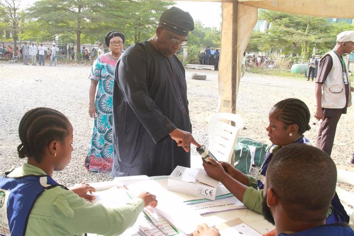 Archivo - Un hombre vota durante las elecciones presidenciales y parlamentarias en 2019 en Nigeria 