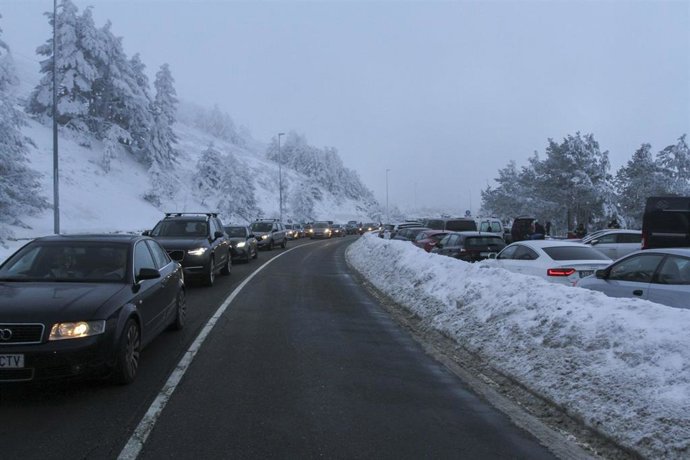 Atasco de coches en los accesos al Puerto de Navacerrada el pasado 29 de enero de 2023.