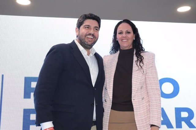 El presidente del Partido Popular de la Región de Murcia, Fernando López Miras, con Juana María Martínez