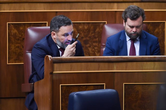 El líder de VOX, Santiago Abascal (i) y el portavoz de VOX en el Congreso, Iván Espinosa de los Monteros (d), durante una sesión plenaria en el Congreso de los Diputados, a 23 de febrero de 2023, en Madrid (España). El PSOE ha votado en contra de la moc
