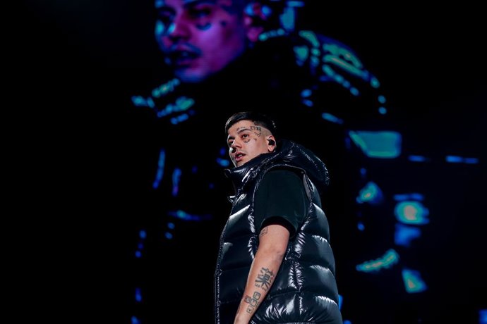 El cantante argentino Duki durante una actuación en el Wizink Center, a 24 de febrero de 2023, en Madrid (España). Duki hace doblete en Madrid actuando hoy y mañana 25 de febrero en el WiZink Center, y el 3 y 4 de marzo en Barcelona. Cuatro conciertos e