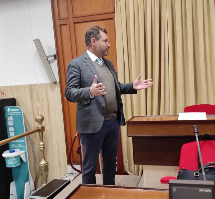 Archivo - El concejal no adscrito y exdelegado de Infraestructuras del Ayuntamiento de Córdoba, David Dorado, en el Pleno.