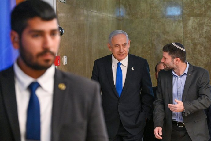 HANDOUT - 23 February 2023, Israel, Jerusalem: Israeli Prime Minister Benjamin Netanyahu (C) arrives to attend a cabinet meeting on the 2023-2024 State Budget. Photo: Kobi Gideon/GPO/dpa - ATTENTION: editorial use only and only if the credit mentioned a