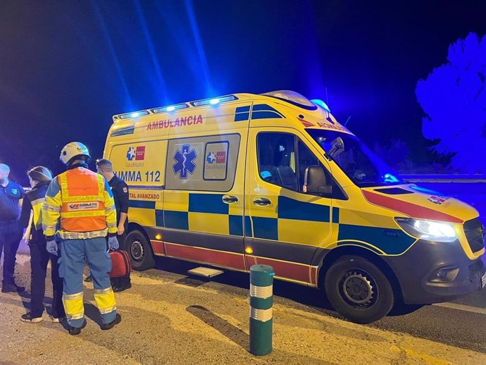 Una ambulancia de Emergencias 112 de la Comunidad de Madrid en el lugar del accidente.