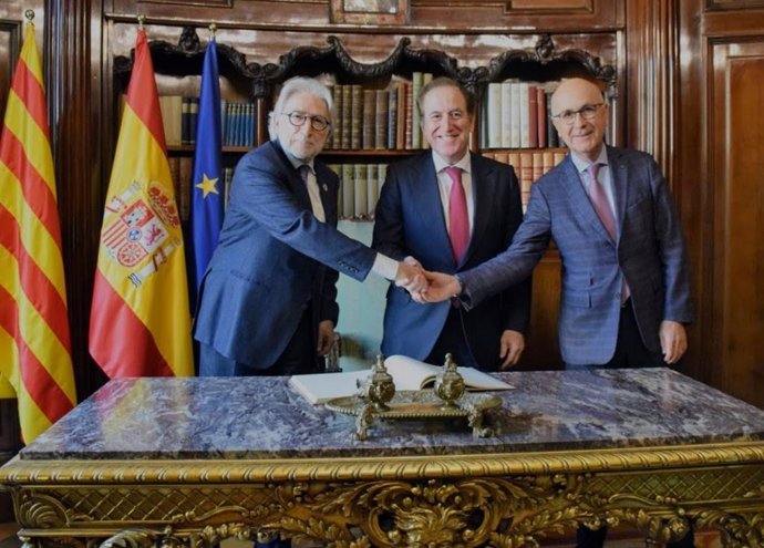 D'esquerra a dreta, el president de Foment del Treball, Josep Sánchez Llibre, el president de Mapfre, Antonio Huertas Mejías, i el president de l'Acadmia Europea Leaderships, Josep Antoni Duran Lleida