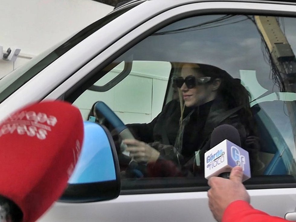 SHAKIRA SALE DE CASA MUY SONRIENTE