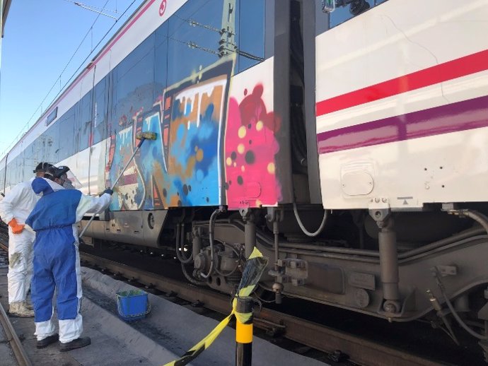 El vandalismo grafitero en los trenes de Renfe genera un coste de 25 millones de euros en 2022.