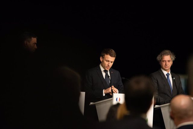 Archivo - El presidente de Francia, Emmanuel Macron, comparece ante los medios de comunicación en la Ciudad de la Luz de Alicante