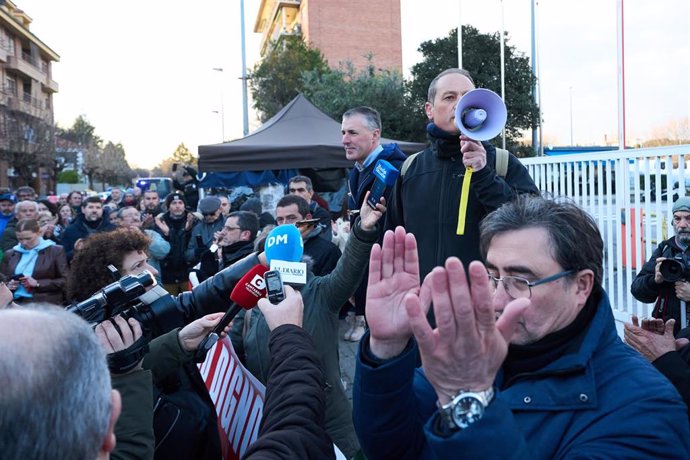 El presidente del comité de Aspla, Álvaro Fernández, y el delegado sindical de SITA-USO, José Antonio Calvente, atiende medios durante una manifestación de los trabajadores