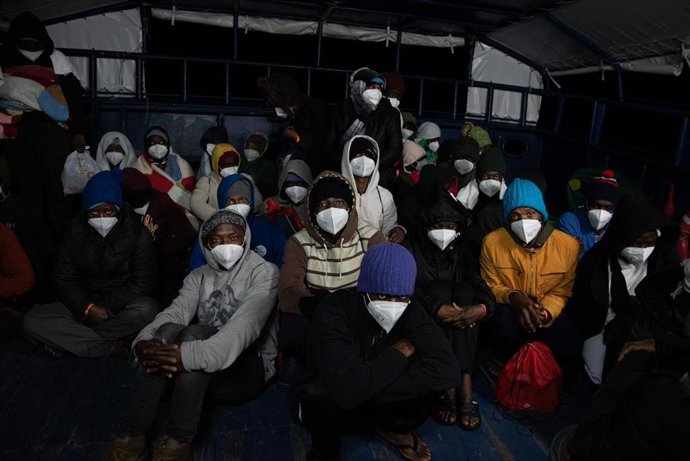 Desembarco de las personas rescatadas en Ortona.