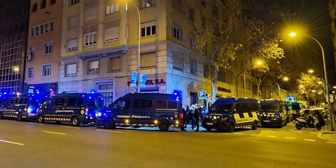 Dos detinguts i 37 identificats en un dispositiu policial en una sala de festes de Barcelona