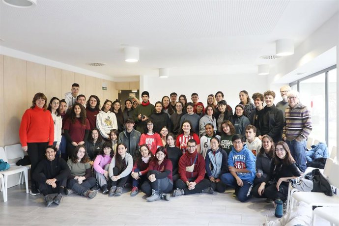 La Consejera Ollo, junto a los jóvenes que han participado en el programa 'Ruta del Exilio'