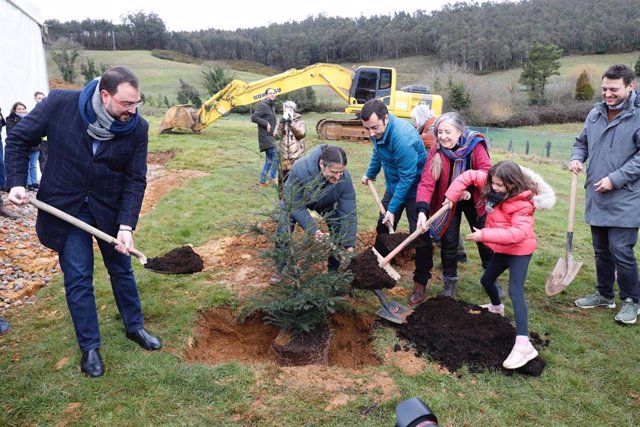El presidente de  Asturias, Adrián Barbón, en el acto de colocación de la primera piedra del proyecto de Cohousing en Llanera