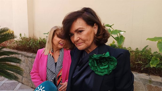 La presidenta de la Comisión de Igualdad del Congreso de los Diputados y diputada del PSOE, Carmen Calvo, atiende a los periodistas en Jerez